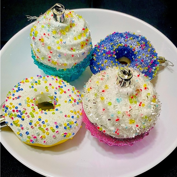 Cupcake🧁 and Donuts 🍩 Christmas ornaments 😋 - Picture 1 of 4
